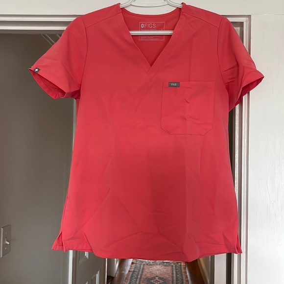 Figs Catarina single pocket scrub top in coral - Picture 1 of 2